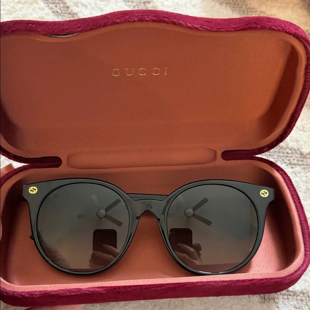 Gucci Black Round Acetate Sunglasses with Gold Logos - Picture 1 of 2